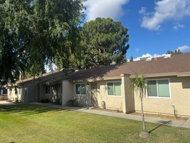 Building Photo - Newly Renovated 2 Bedroom / 1 Bathroom Home in Laurelglen – Garage & Yard Included!