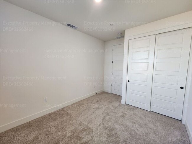 Building Photo - 4 bedroom/ 3 bathroom split-wing home.