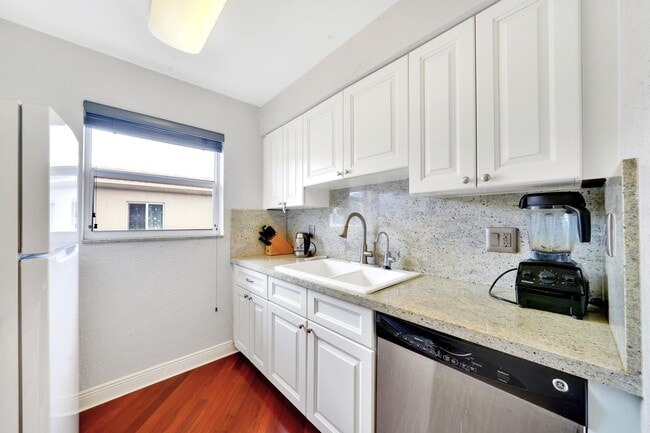 Building Photo - 2701 Middle River Dr