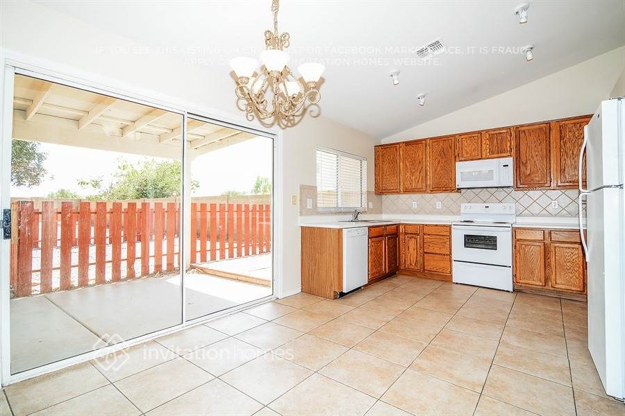 Building Photo - 6615 N 77th Dr