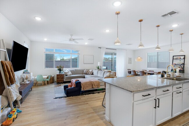 Building Photo - 6815 N 88th Dr