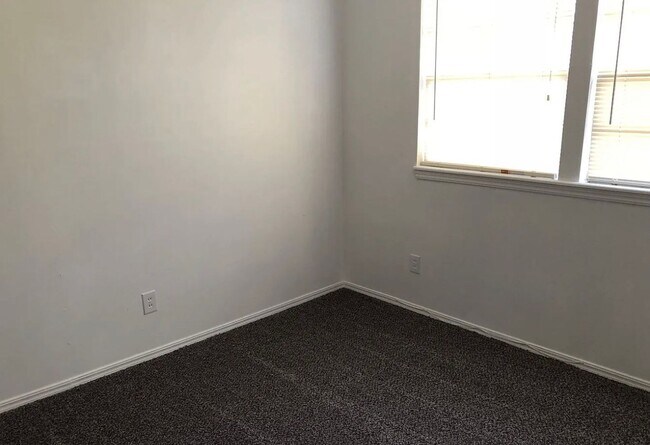 Building Photo - Spacious 4-bedroom, 1-bath home