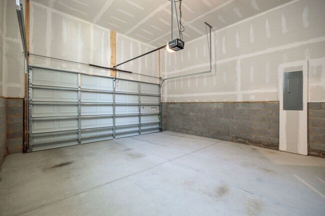 Building Photo - Beautiful 5 Bedroom Home with Attached In-...