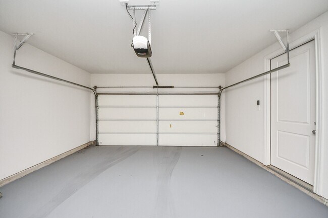 Building Photo - 8926 Lakeshore Bend Dr