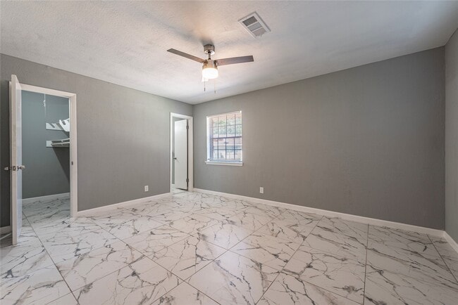 Building Photo - 2511 Meadow Ln