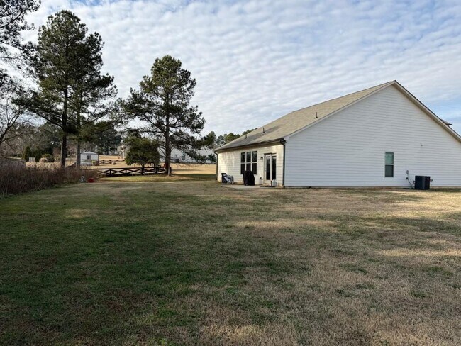 Building Photo - 113 Candler Park Dr