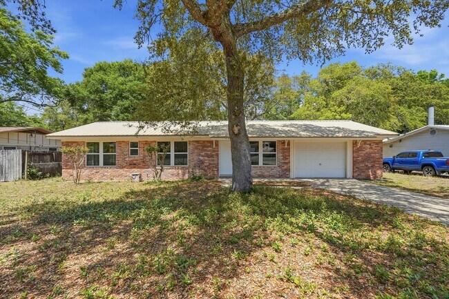 Building Photo - All Brick Home & Large Yard in Niceville!