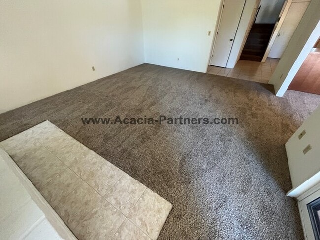 Building Photo - Large Three Bedroom Townhouse