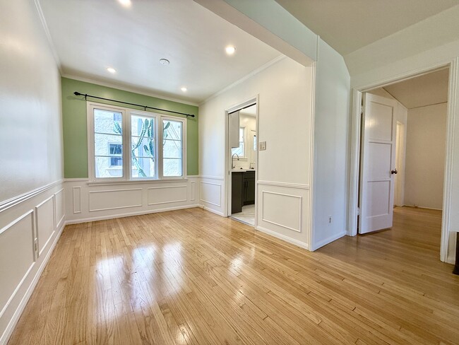 Building Photo - 1116 E Glenoaks Blvd