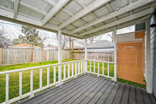 Building Photo - 314 W Hart Ave