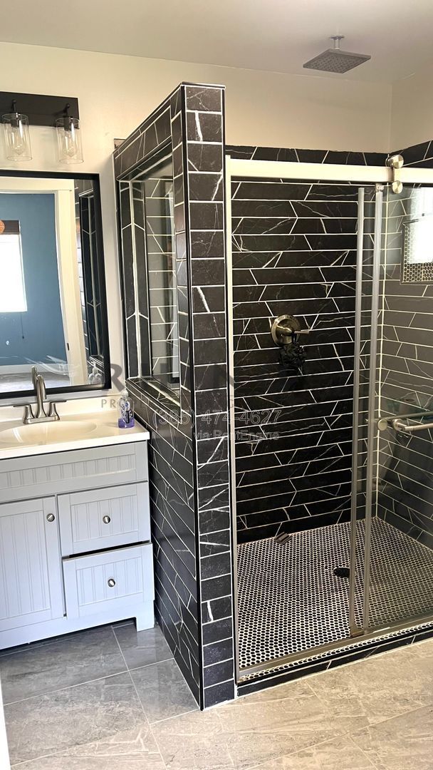 Building Photo - 578 Dexter St W