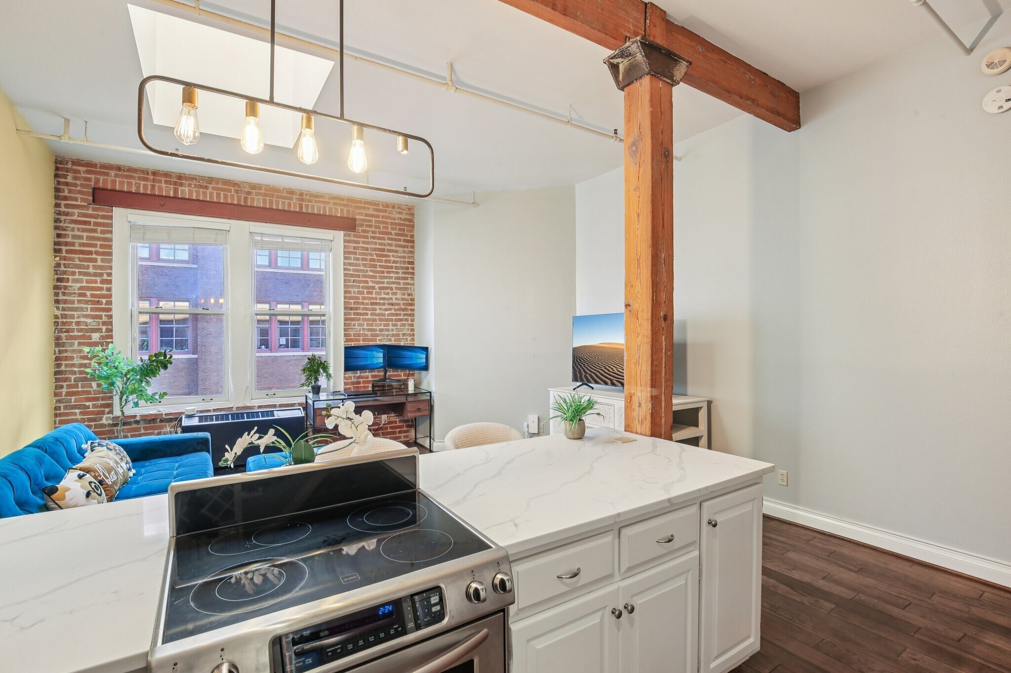 Building Photo - 308 W 8th St