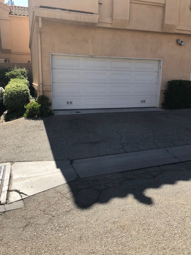 Building Photo - Newhall - 3 bedroom, 2.5 bath condo