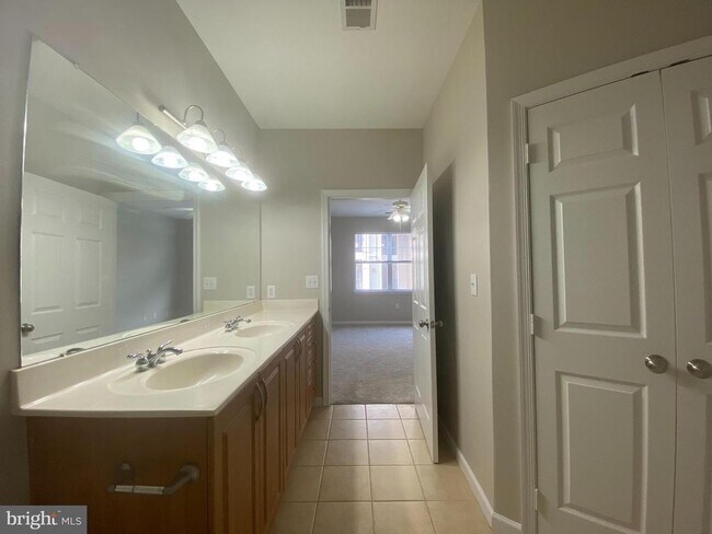Building Photo - 12929 Centre Park Cir