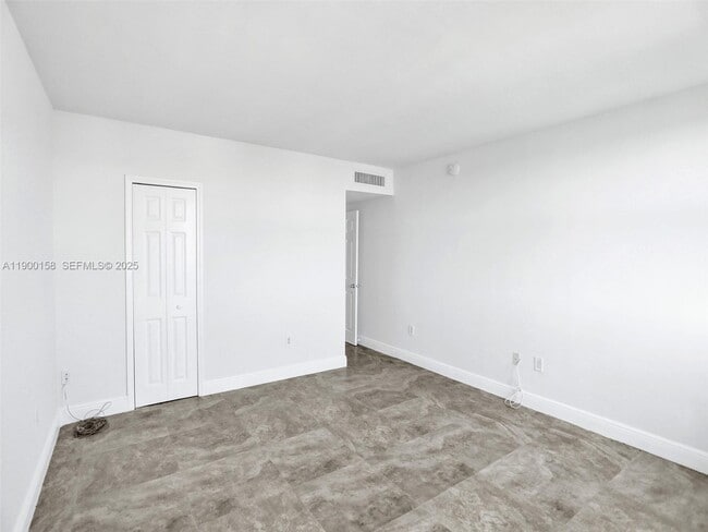 Building Photo - 10350 W Bay Harbor Dr