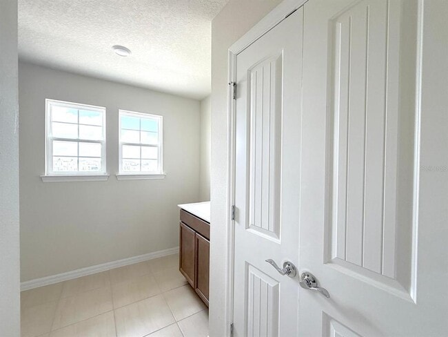 Building Photo - 6985 Oak Commons Way