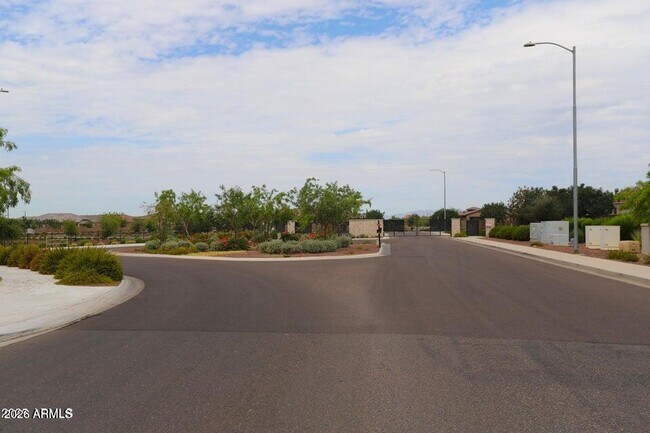 Building Photo - 9115 W Glenrosa Ave