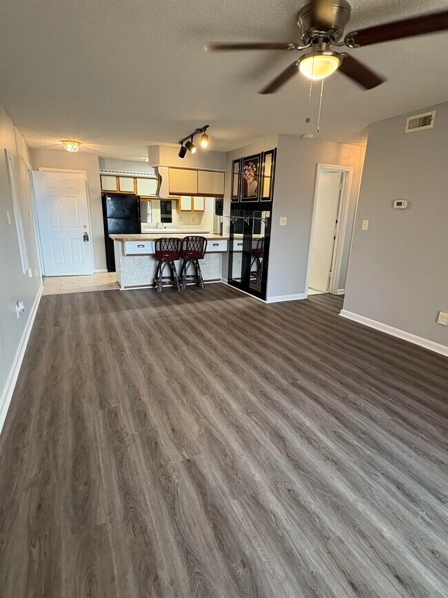 Building Photo - 922 Fairwood Lakes Dr