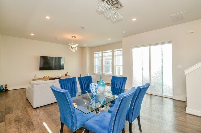 Building Photo - 5811 Fairdale Ln