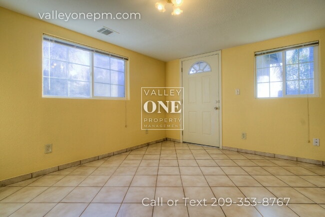 Building Photo - 1404 1/2 Teresa Street-