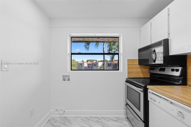 Building Photo - 330 W Park Dr