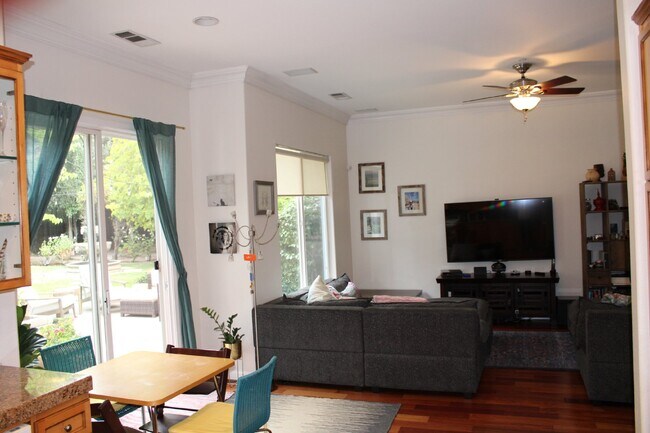 Building Photo - Gorgeous Single Story 3 Bedroom, 2 Bath wi...