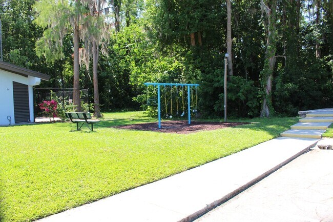 Building Photo - Lovely Home Available in the Royal Manor S...