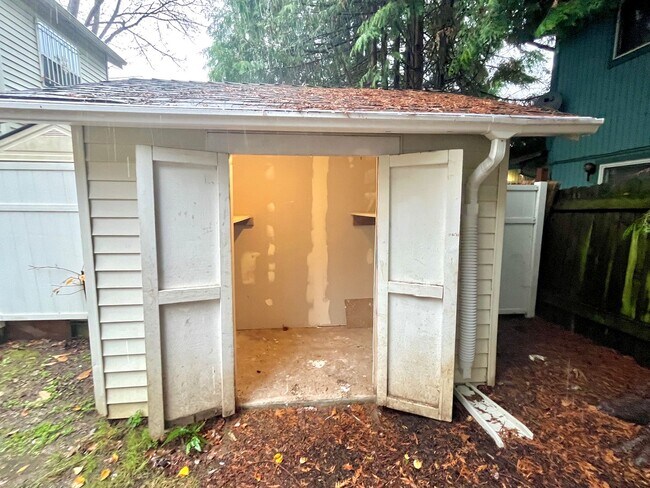 Building Photo - Cully 3 Bedroom Townhome with Hardwoods, Completely Updated, Fully Fenced Yard