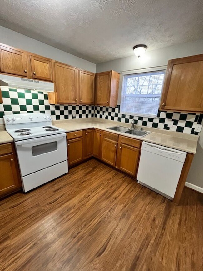 Building Photo - Stunning 2-bedroom, 2.5-bathroom townhouse