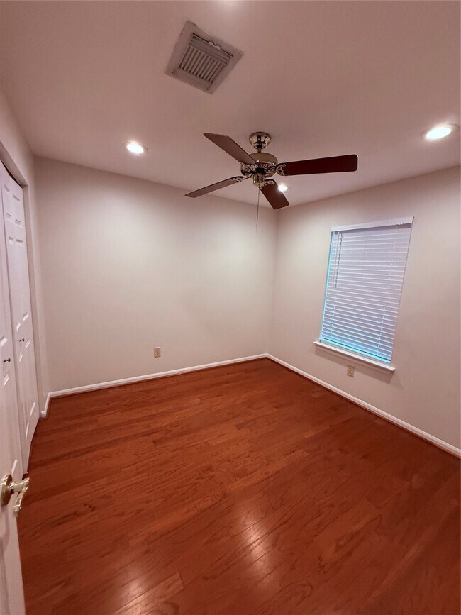 Building Photo - 6810 Redwood Falls Dr