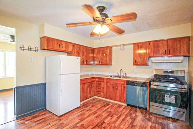 Building Photo - 3 Bedroom / 1 Bath Home Minutes from Hartm...