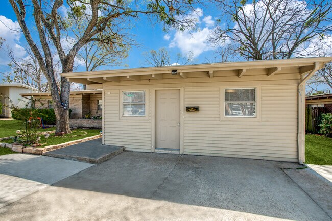 Building Photo - 13442 Flagstone Ln
