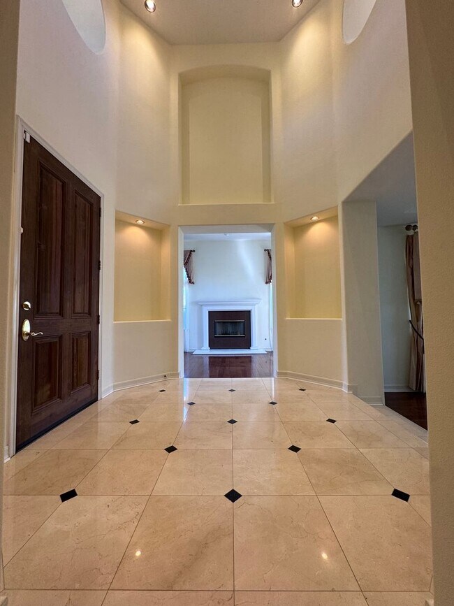 Building Photo - Stunning Home with Panoramic Views in Port...
