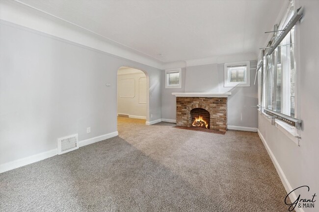 Building Photo - $1250 3 bedrooms