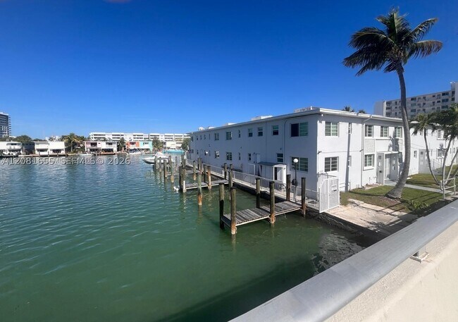 Building Photo - 7207 Bay Dr E