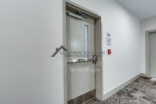 Building Photo - 1041 E Trinity Ln