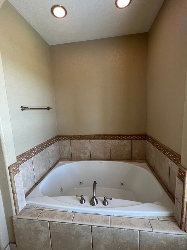 Building Photo - Lake Las Vegas Beauty!!! $2400 Great Views...