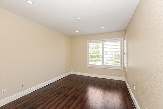 Building Photo - 2375 Del Mar Way
