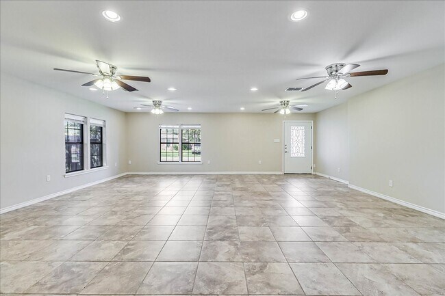 Building Photo - 2111 E Lott Ave