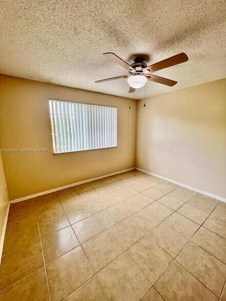 Building Photo - 400 Crestwood Ct N