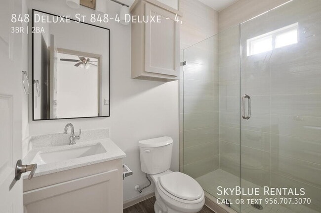 Building Photo - 848 Deluxe St