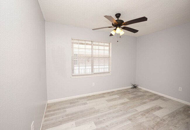 Building Photo - 116 Country Club Dr