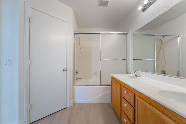 Building Photo - 3 bedroom, 2.5 bathroom, Summerlin Home, L...