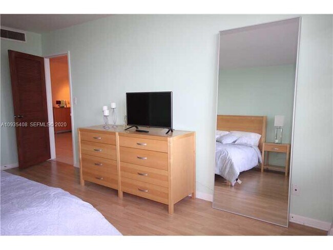 Building Photo - 5161 Collins Ave