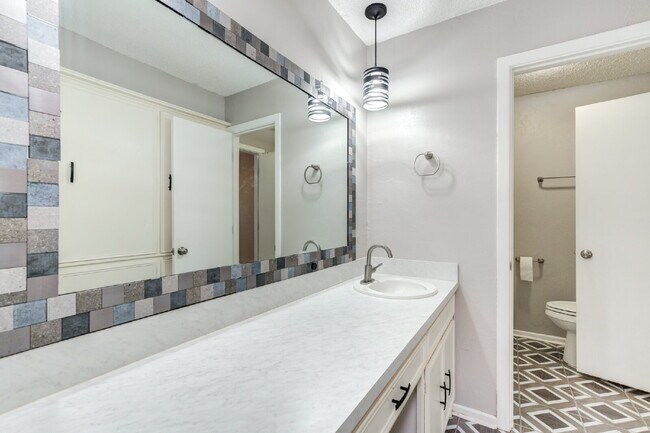 Building Photo - Renovated Three-Bedroom home in Central Lu...