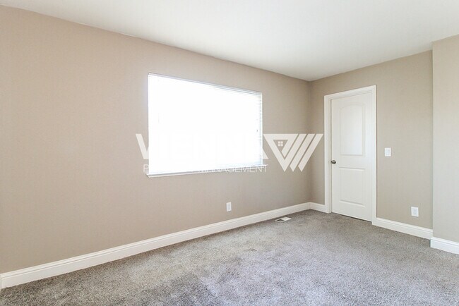 Building Photo - Auburn Condo is NOW rent ready!