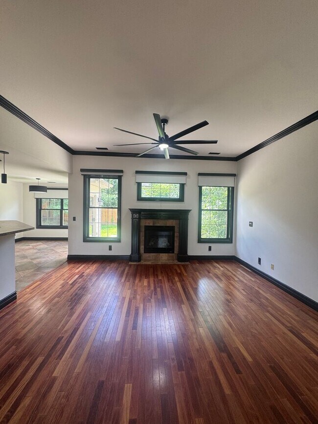 Building Photo - 3 bedroom 2 bath house w/ 2 car garage