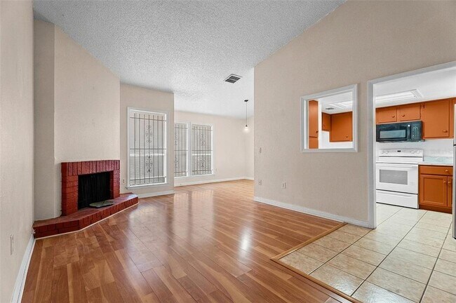 Building Photo - 652 St Johns Ct