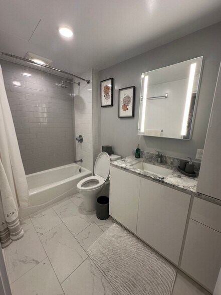 Building Photo - 987 Queen St