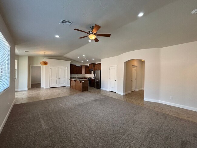 Building Photo - SPACIOUS HOME FOR RENT!